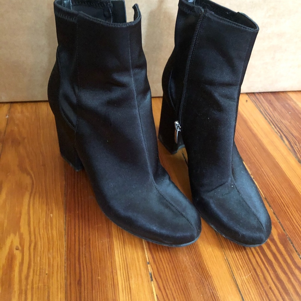 Chunk heel zip up boots